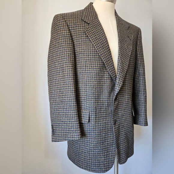 HARDY AMIES Wool and Cashmere Classic Checkered Blazer. Size 40R - Picture 2 of 16